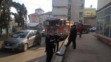 O stradă din centrul Sucevei, blocată mai bine de o oră de o șoferiță plecată cu treburi