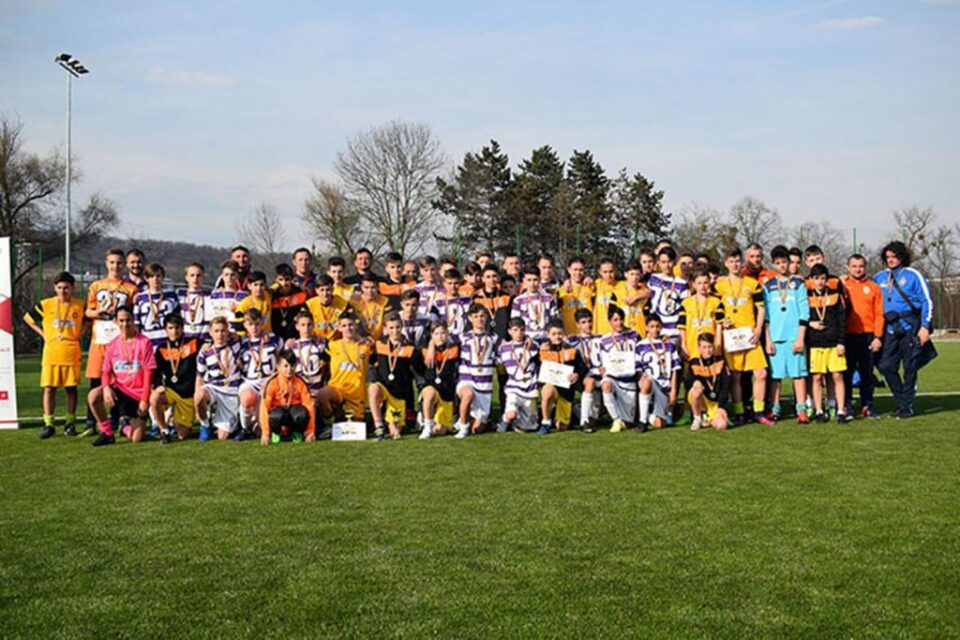 Fotografie de grup cu laureații turneului de la Cluj