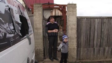 Membrii familiei atacate stau acum cu groază în locuința lor