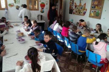 Sala de mese unde mănâncă zilnic 24 de copii necăjiți din Baia necesită renovări