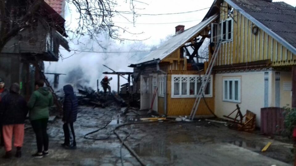 Trei gospodării cuprinse de un puternic incendiu, la Putna