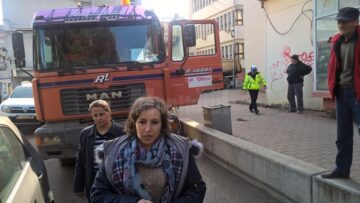 O stradă din centrul Sucevei, blocată mai bine de o oră de o șoferiță plecată cu treburi