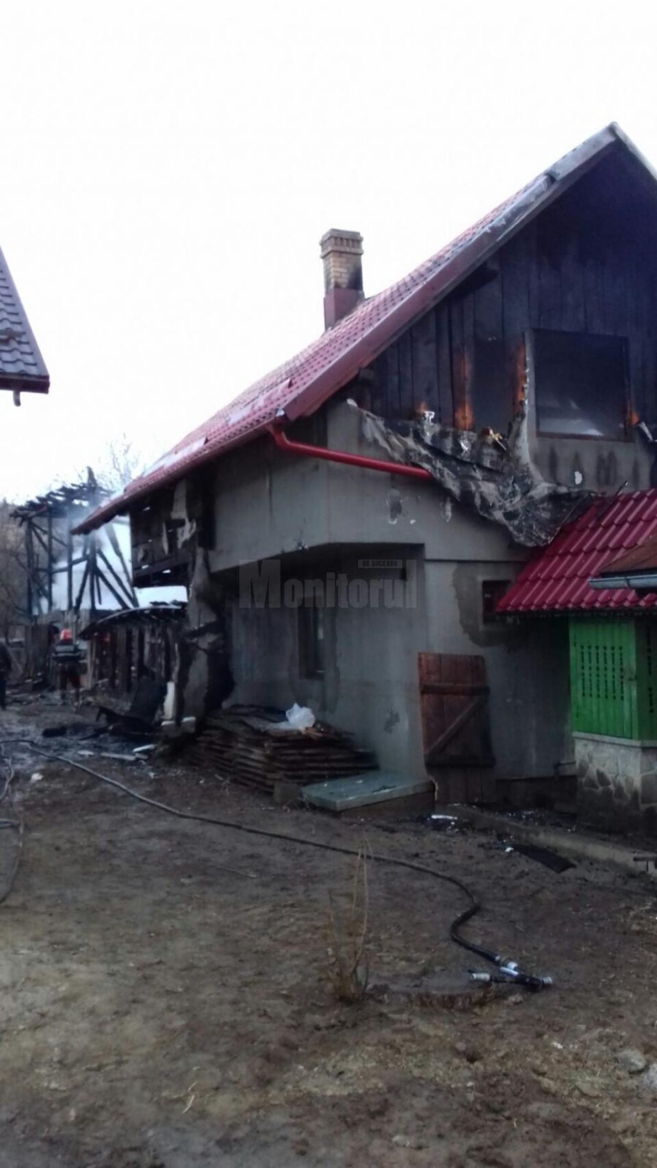 Trei gospodării cuprinse de un puternic incendiu, la Putna