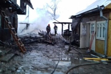 Trei gospodării cuprinse de un puternic incendiu, la Putna