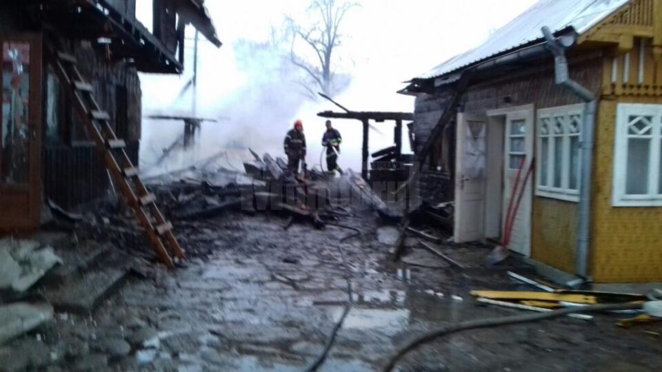 Trei gospodării cuprinse de un puternic incendiu, la Putna