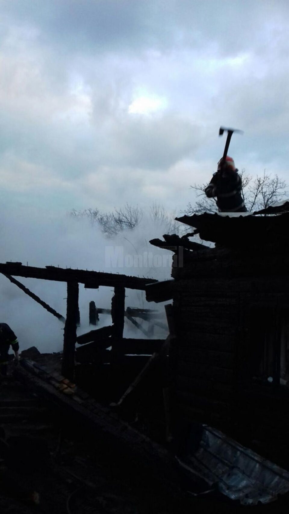 Un incendiu devastator a distrus casele a trei familii
