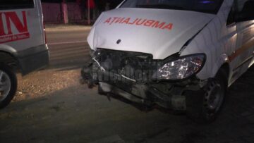 A patra ambulanță avariată într-un accident în acest an, aseară, la Milișăuți