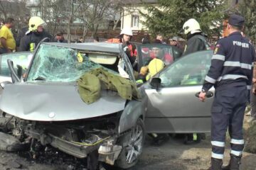 Șoferul a pierdut controlul asupra volanului, iar mașina a părăsit carosabilul, lovind timpanul unui podeț