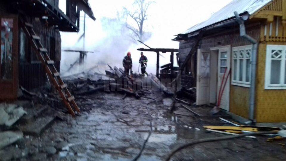 Un incendiu devastator a distrus casele a trei familii