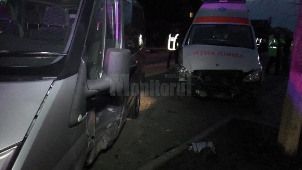Ambulanța a intrat în coliziune cu un microbuz de transport persoane