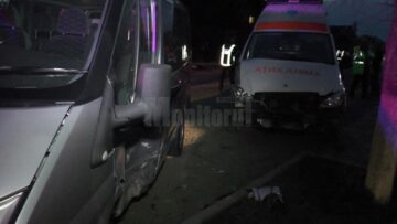 Ambulanța a intrat în coliziune cu un microbuz de transport persoane