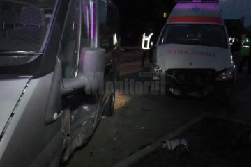 Ambulanța a intrat în coliziune cu un microbuz de transport persoane