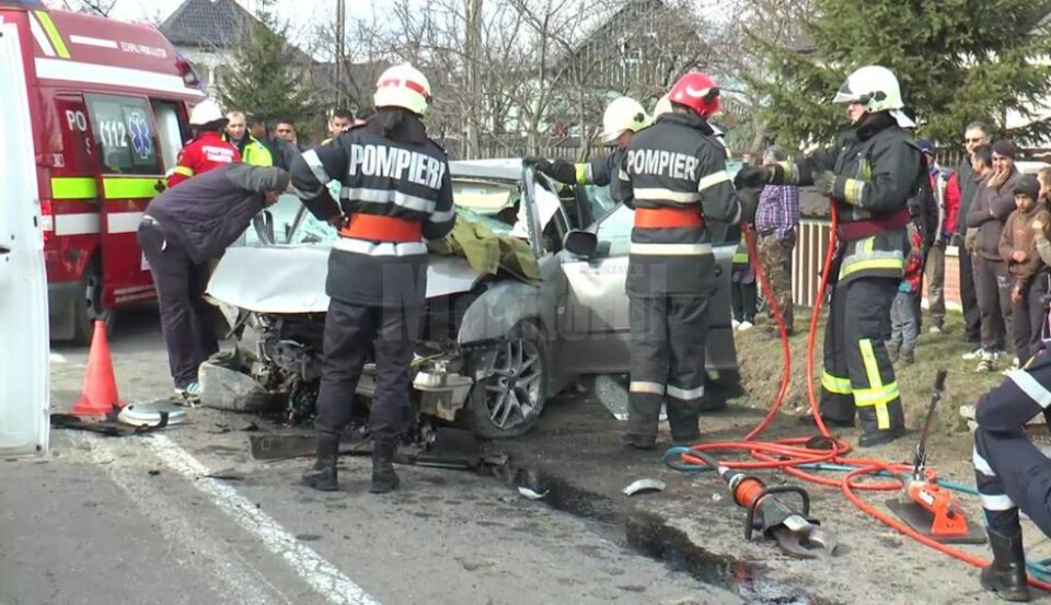 La fața locului au intervenit modulul SMURD al Detașamentului de pompieri Rădăuți și două echipaje ale Serviciului Județean de Ambulanță