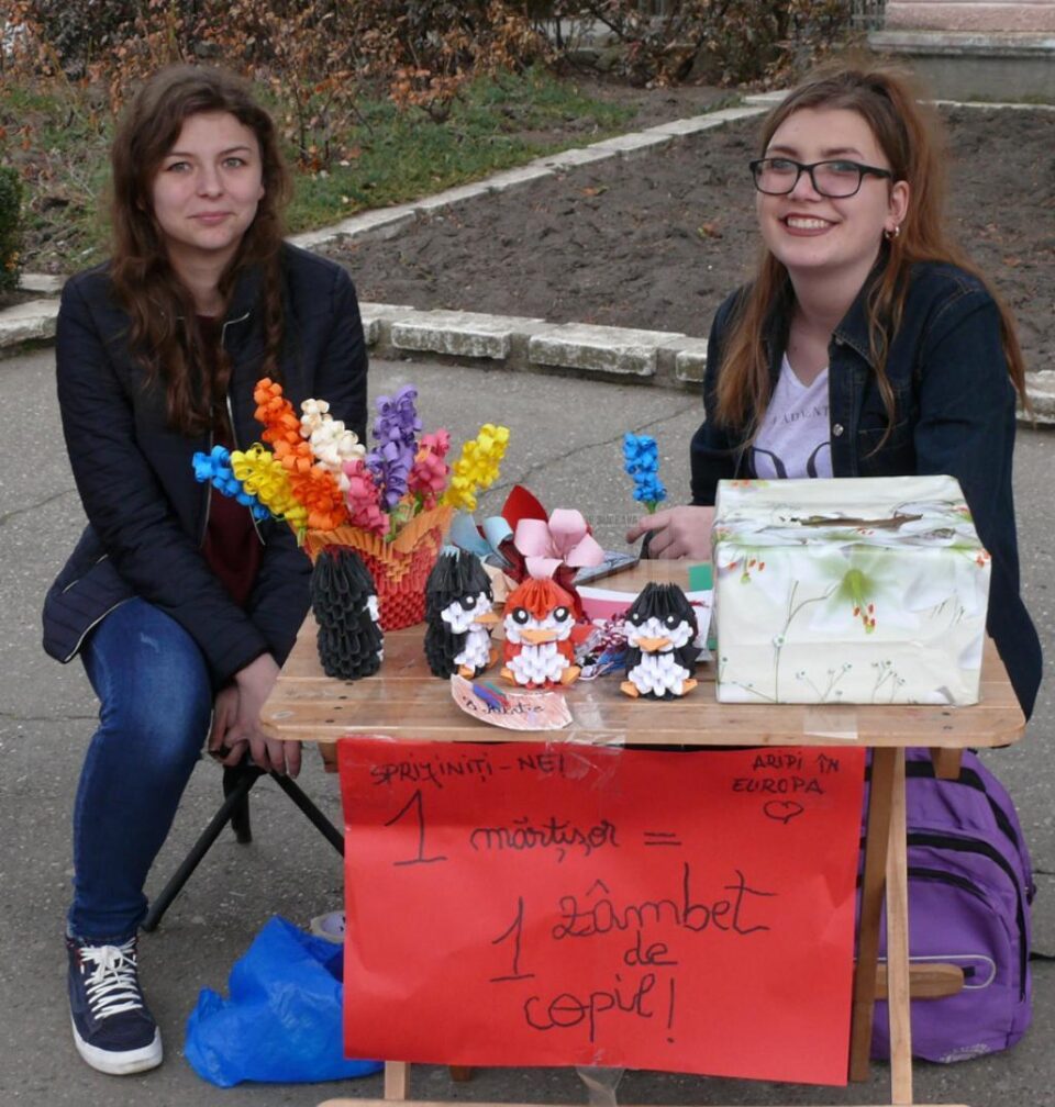 Voluntari și copii de la școlile gimnaziale din Fălticeni au confecționat mărțișoare și felicitări Voluntari și copii de la școlile gimnaziale din Fălticeni au confecționat mărțișoare și felicitări