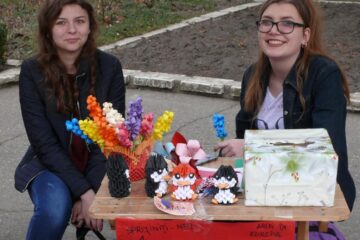 Voluntari și copii de la școlile gimnaziale din Fălticeni au confecționat mărțișoare și felicitări