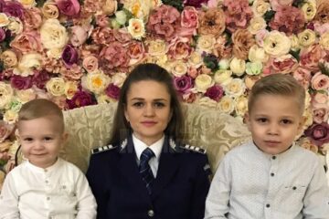 Agent-șef adjunct Simona Ionela Vezeteu, din cadrul Compartimentului de Analiză și Prevenire a Criminalității Suceava, împreună cu copiii săi