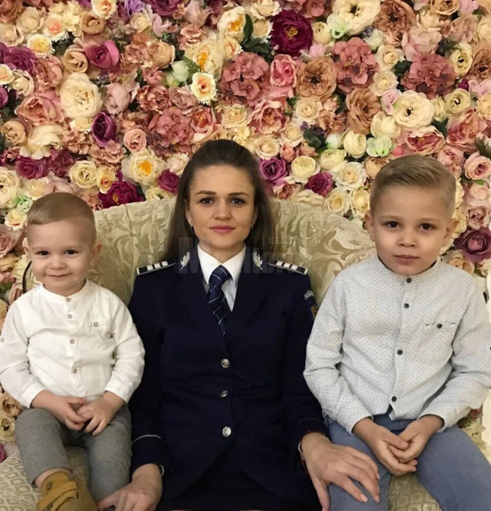 Agent-șef adjunct Simona Ionela Vezeteu, din cadrul Compartimentului de Analiză și Prevenire a Criminalității Suceava, împreună cu copiii săi Agent-șef adjunct Simona Ionela Vezeteu, din cadrul Compartimentului de Analiză și Prevenire a Criminalității Suceava, împreună cu copiii săi