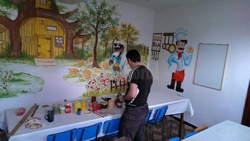 Sala de mese unde mănâncă zilnic 24 de copii necăjiți din Baia necesită renovări