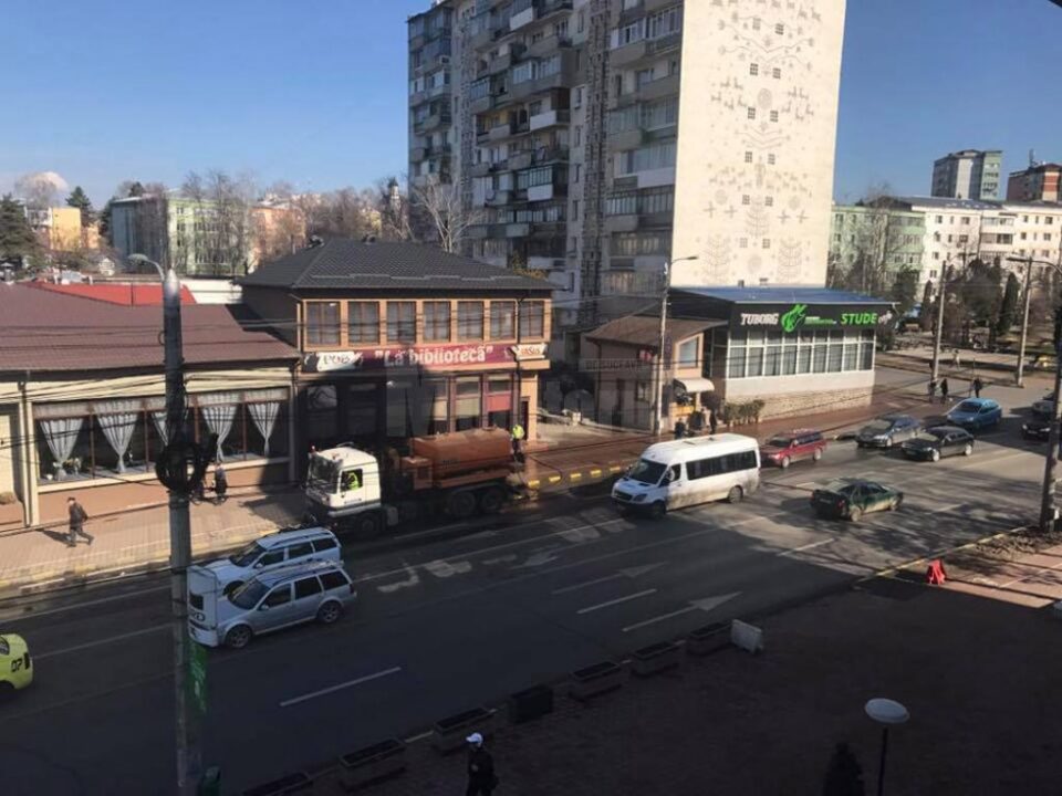 Străzile și trotuarele Sucevei, măturate și spălate în cadrul campaniei de curățenie