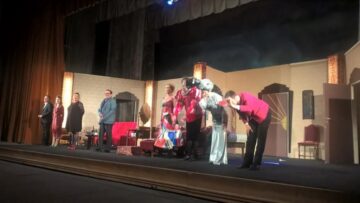 Aplauze la scenă deschisă și bună dispoziție după o poveste superamuzantă, pe scena suceveană