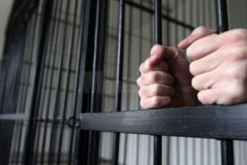 A mințit încercând să scape un șofer de dosar penal și va sta 1 an și 6 luni după gratii