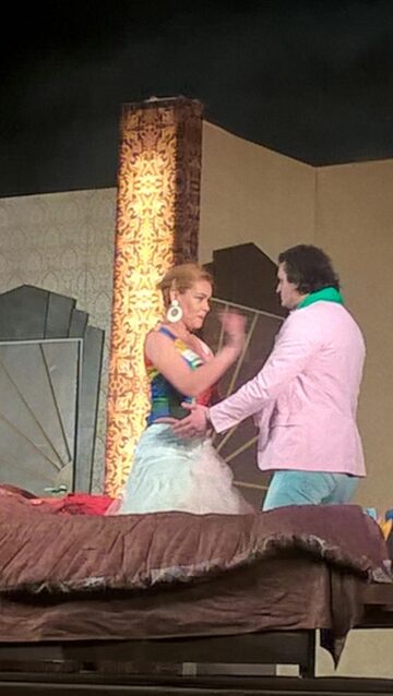 Aplauze la scenă deschisă și bună dispoziție după o poveste superamuzantă, pe scena suceveană