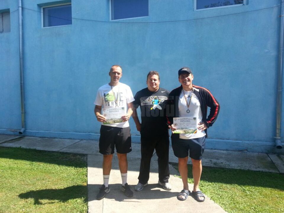 Managerul clubului Select din Suceava, Mihai Pop, încadrat de Florin Popovici Dumbravă și Alex Năstasă, învingători la Botoșani Managerul clubului Select din Suceava, Mihai Pop, încadrat de Florin Popovici Dumbravă și Alex Năstasă, învingători la Botoșani