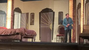 Aplauze la scenă deschisă și bună dispoziție după o poveste superamuzantă, pe scena suceveană