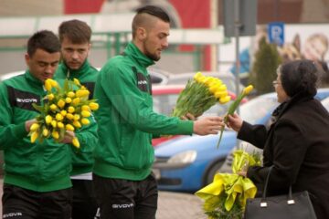 Fotbaliștii Forestei le-au oferit sucevencelor flori, cu prilejul zilei de 8 Martie