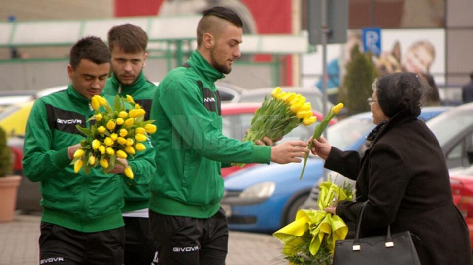 Fotbaliștii Forestei le-au oferit sucevencelor flori, cu prilejul zilei de 8 Martie