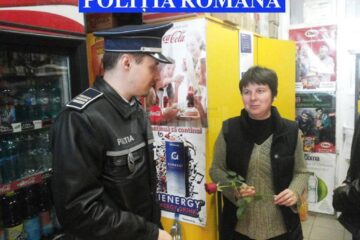 Flori pentru doamne de la polițiști, în trafic și pe peronul gării