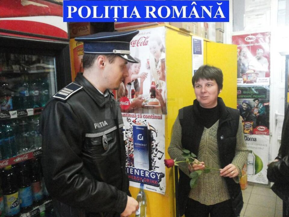 Flori pentru doamne de la polițiști, în trafic și pe peronul gării