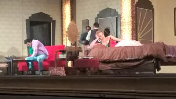 Aplauze la scenă deschisă și bună dispoziție după o poveste superamuzantă, pe scena suceveană