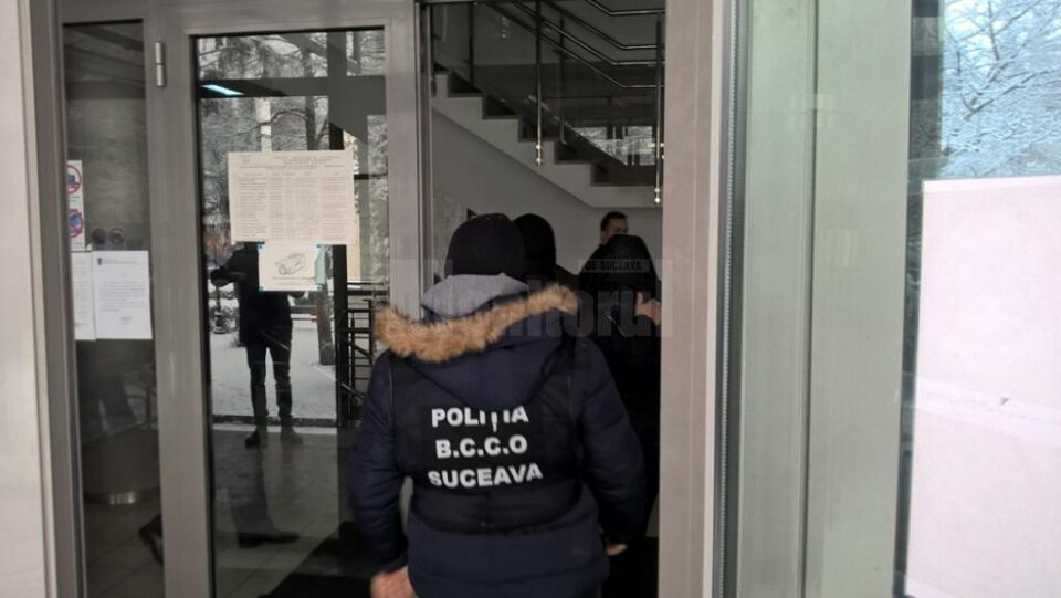 Polițiști de la Serviciul Antidrog al BCCO Suceava fac eforturi pentru a nu scăpa problema etnobotanicelor de sub control Polițiști de la Serviciul Antidrog al BCCO Suceava fac eforturi pentru a nu scăpa problema etnobotanicelor de sub control