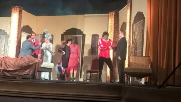 Aplauze la scenă deschisă și bună dispoziție după o poveste superamuzantă, pe scena suceveană