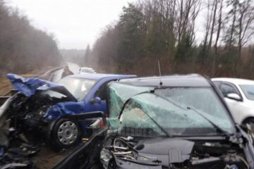 Impact violent între două autoturisme, la Păltinoasa