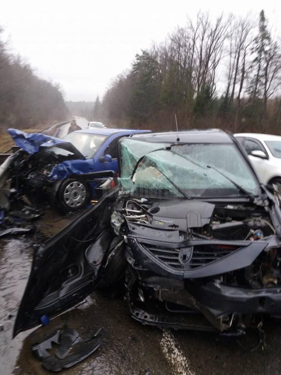 Impact violent între două autoturisme, la Păltinoasa