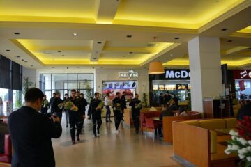 Handbaliștii de la Universitatea Suceava au oferit flori femeilor din oraș