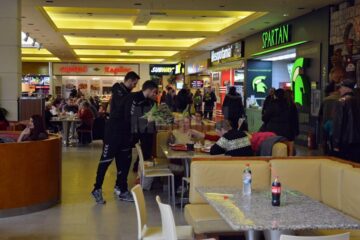 De 8 Martie, handbaliștii Universității au oferit flori femeilor din Suceava