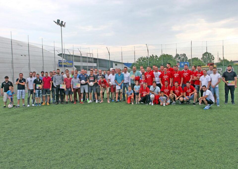 Fotografie de grup de la încheierea ediției inaugurale a Ligii Companiilor
