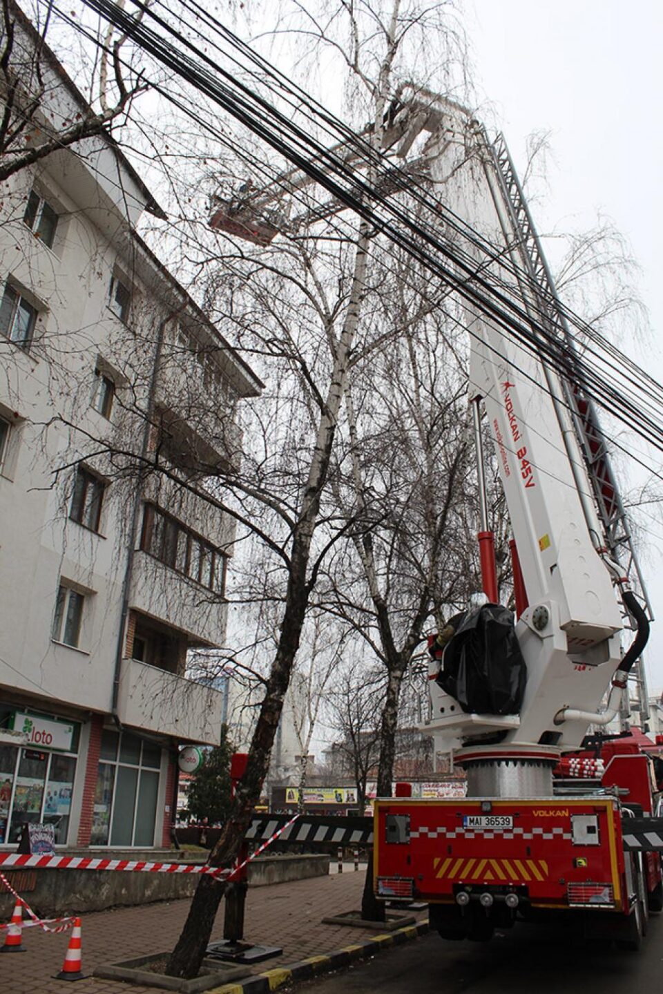 Femeie lovită de țigla picată de pe un bloc din zona Pieței Mari