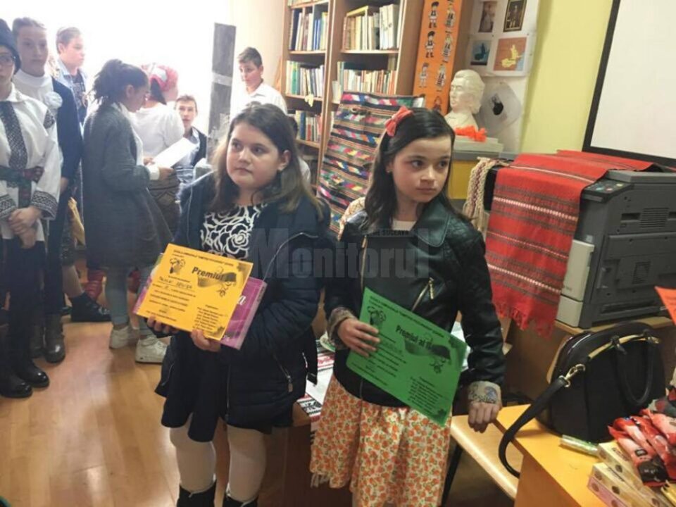 Elevii Școlii Gimnaziale „Dimitrie Păcurariu” au omagiat mama prin cântec și poezie