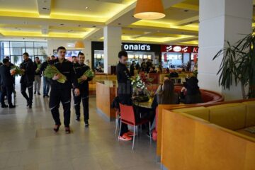 De 8 Martie, handbaliștii Universității au oferit flori femeilor din Suceava