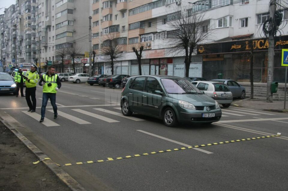 Femeie accidentată de o mașină pe o trecere de pietoni de pe bulevardul George Enescu