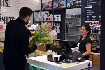 De 8 Martie, handbaliștii Universității au oferit flori femeilor din Suceava