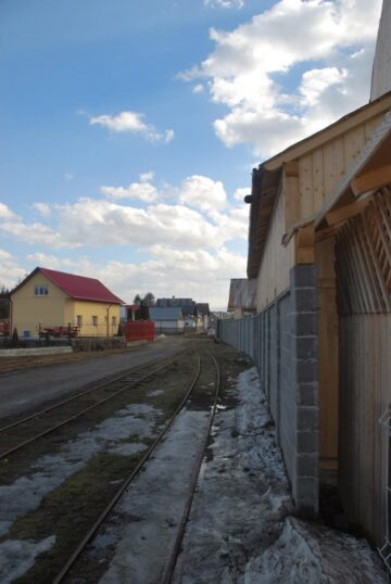 Construcția apărută în perimetrul căii ferate a pus în pericol circulația pe linia îngustă