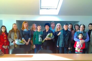 Maricela Cobuz a oferit mărțișoare unor femei din Suceava care au copii în plasament