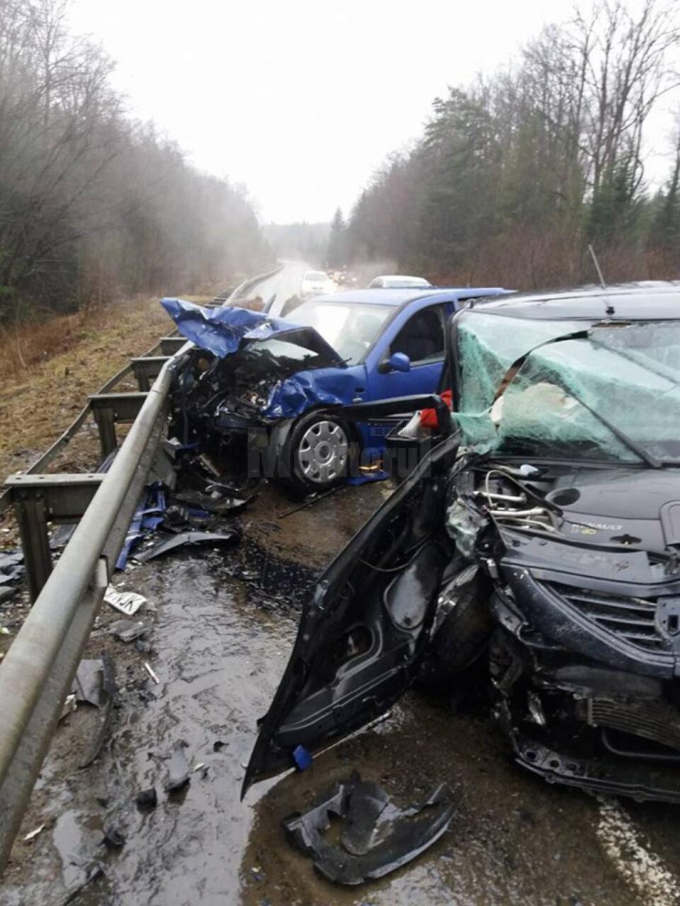 Trei oameni au ajuns la spital după ciocnirea violentă între cele două autoturisme