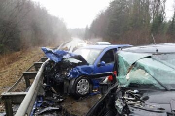 Trei oameni au ajuns la spital după ciocnirea violentă între cele două autoturisme