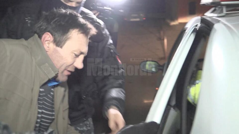 Șoferul, escortat de mascații de la Serviciul de Acțiuni Speciale